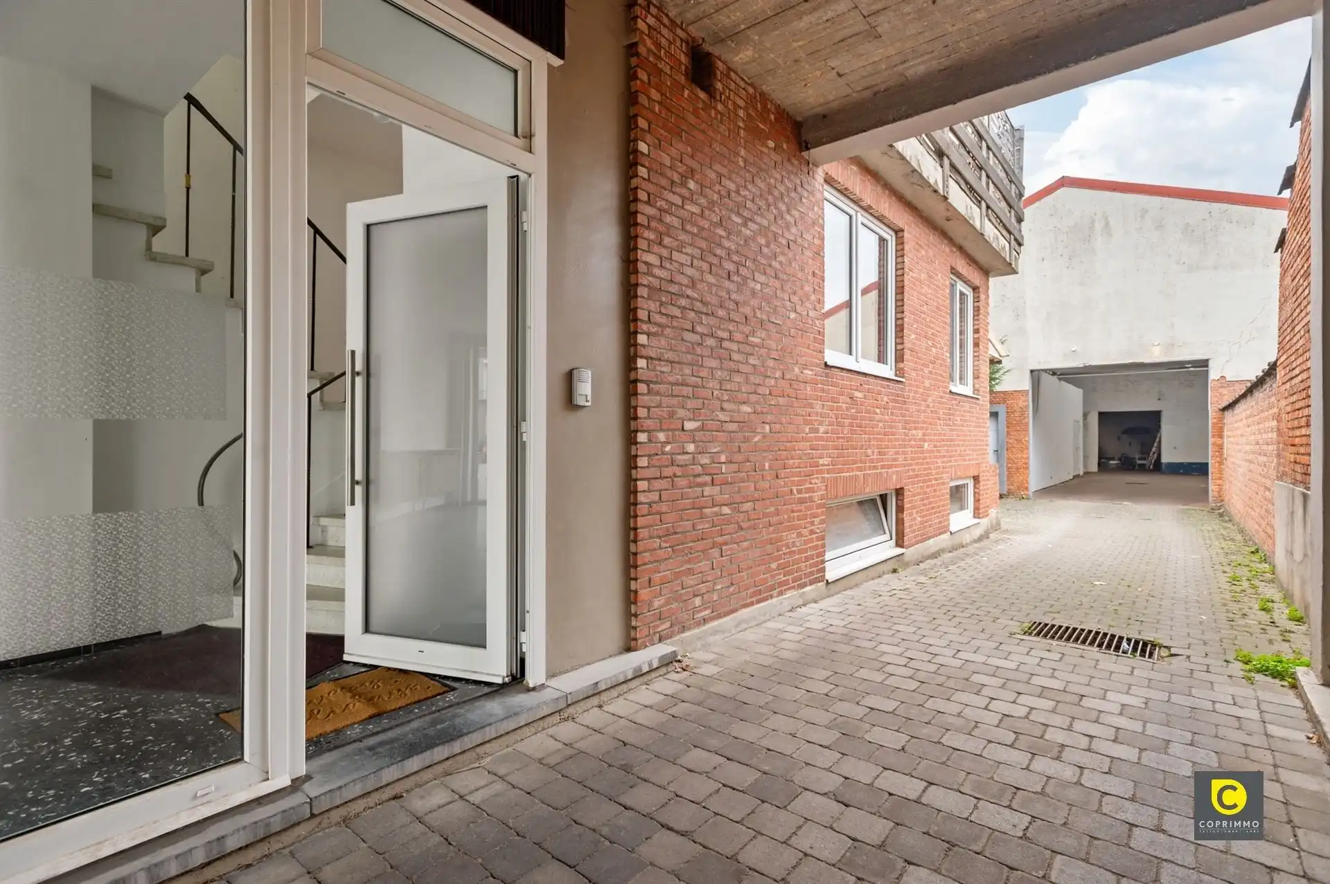 Unieke woning met 450 m² magazijn & showroom foto 24