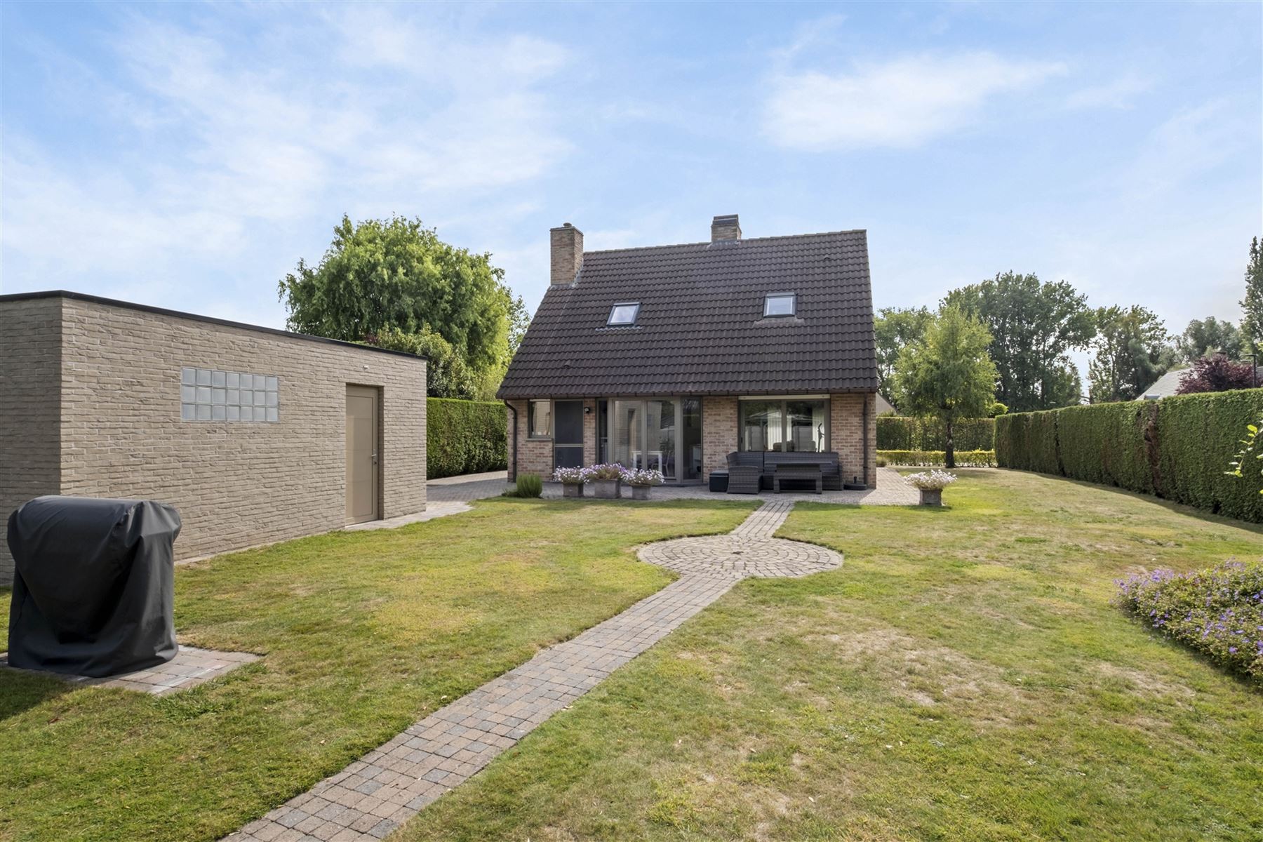 Instapklare woning met 3 slaapkamers, tuin en twee garages in een rustige straat foto 4