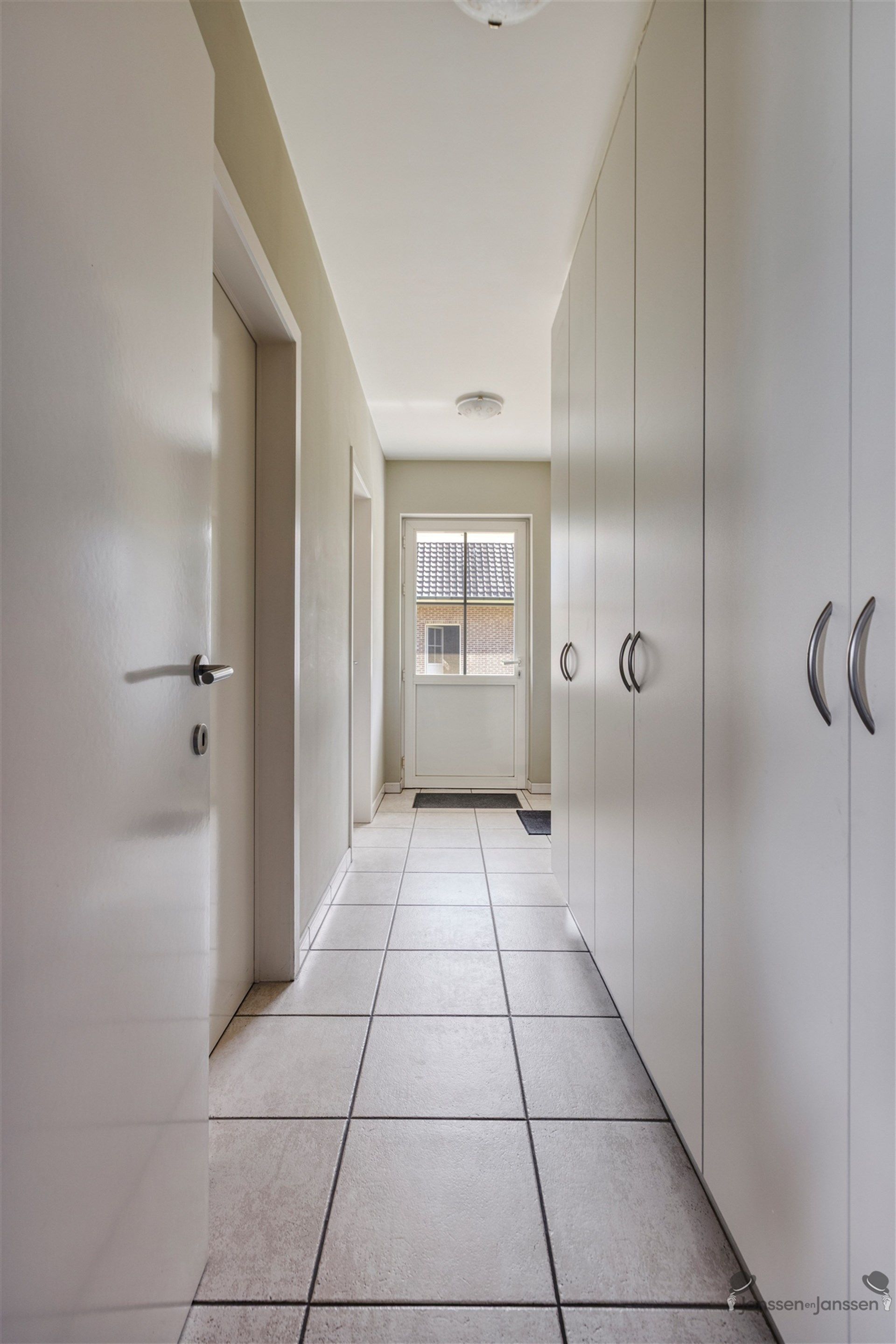 Woning met grote werkplaats  foto 20