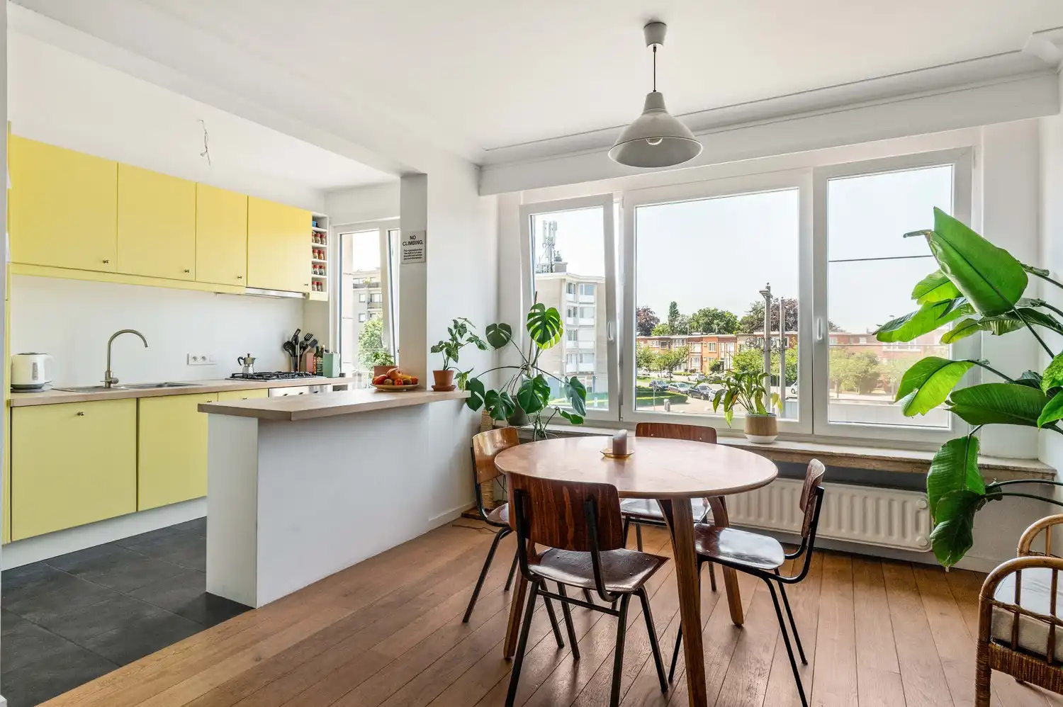 Gunstig gelegen, gerenoveerd 2 slaapkamer appartement met privatieve tuin! foto 6