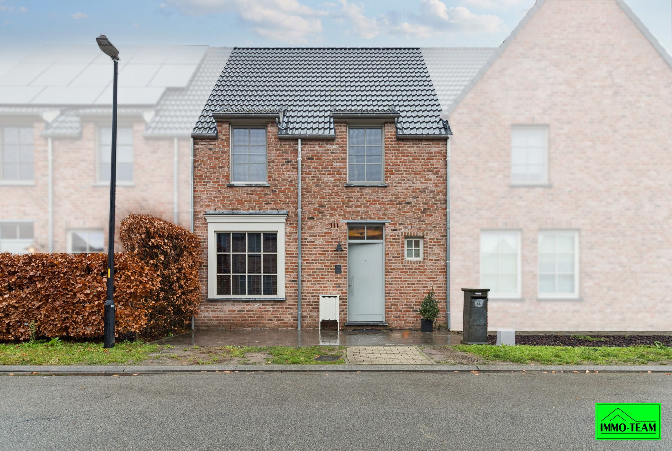 Gezellige  2-gevelwoning met 3 slks, tuin en garage foto {{pictureIndex}}