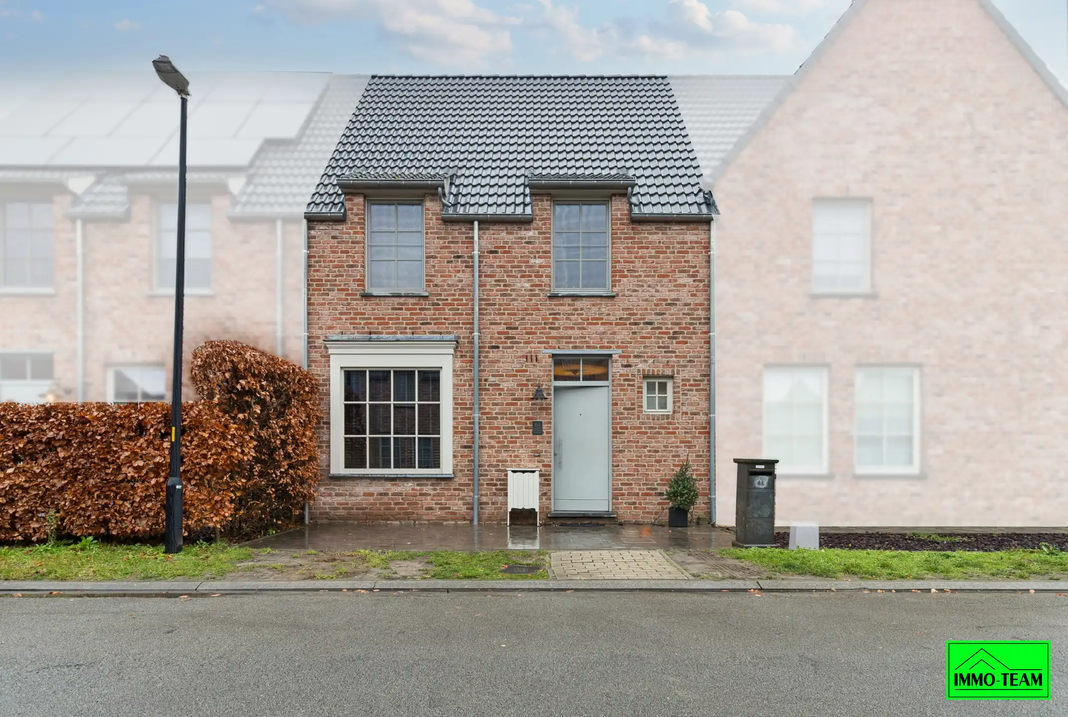 Gezellige  2-gevelwoning met 3 slks, tuin en garage foto {{pictureIndex}}