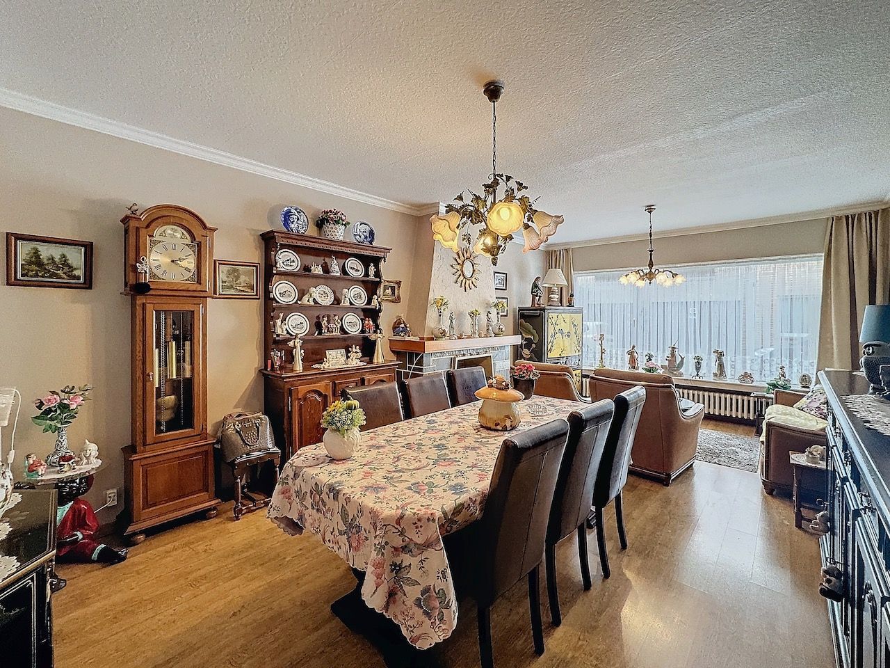 Bijzonder ruim gelijkvloers appartement met mooie tuin in het centrum van Heist foto {{pictureIndex}}