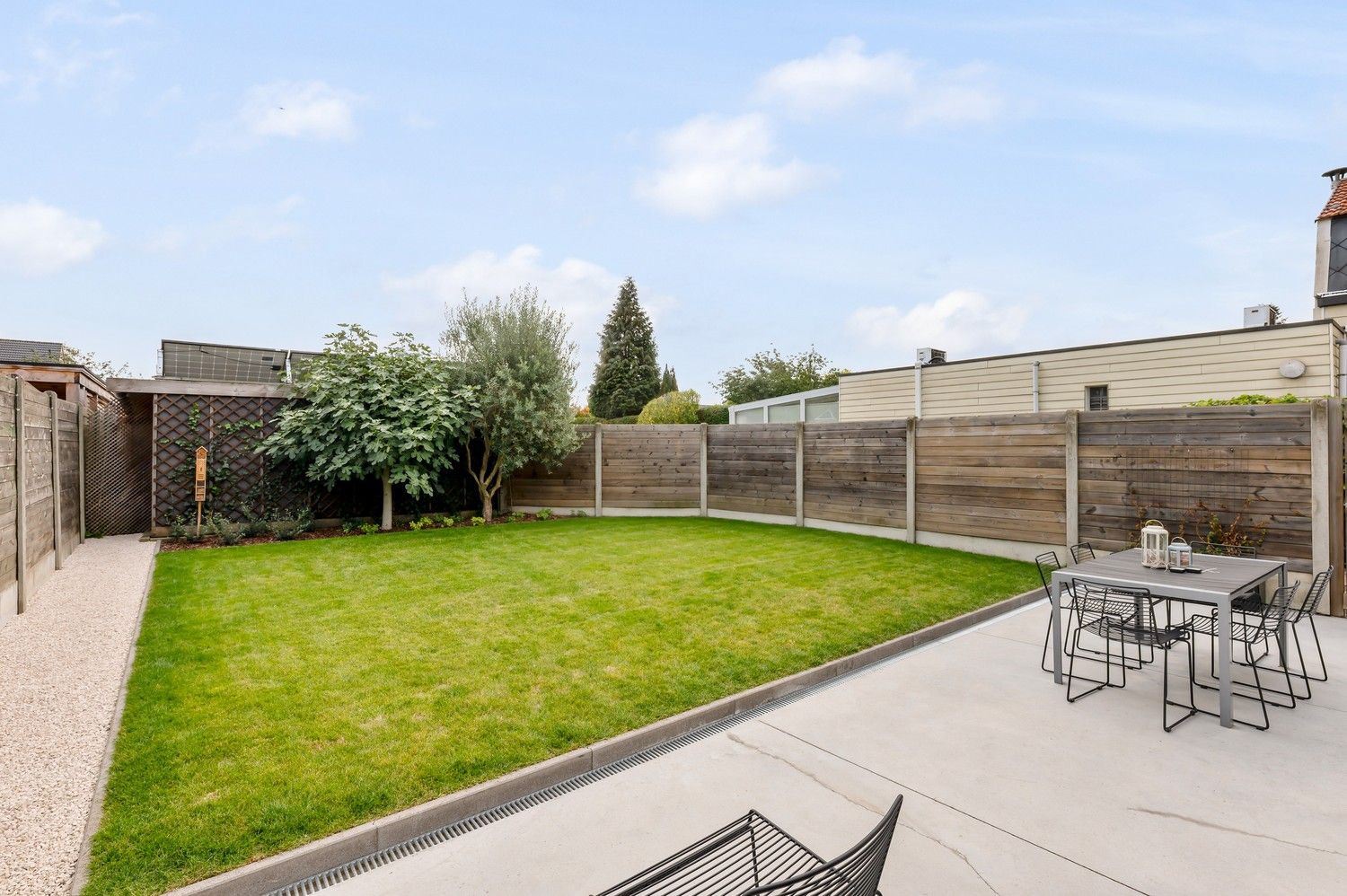 Uitzonderlijk gelijkvloers appartement met royale kelder en twee carports. foto 25