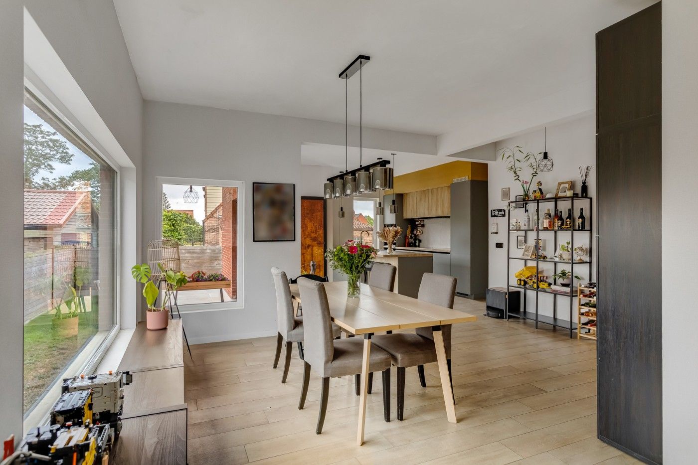 Vrijstaande, gerenoveerde woning met 2 slpk., garage, ruime souterrain, zolder en tuin foto 6