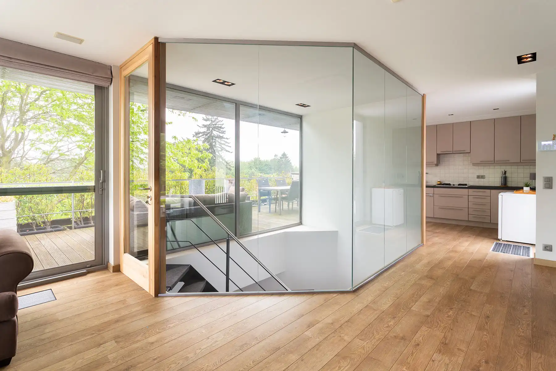 Modern gebouw met handel gelijkvloers en duplex-appartement. foto 18