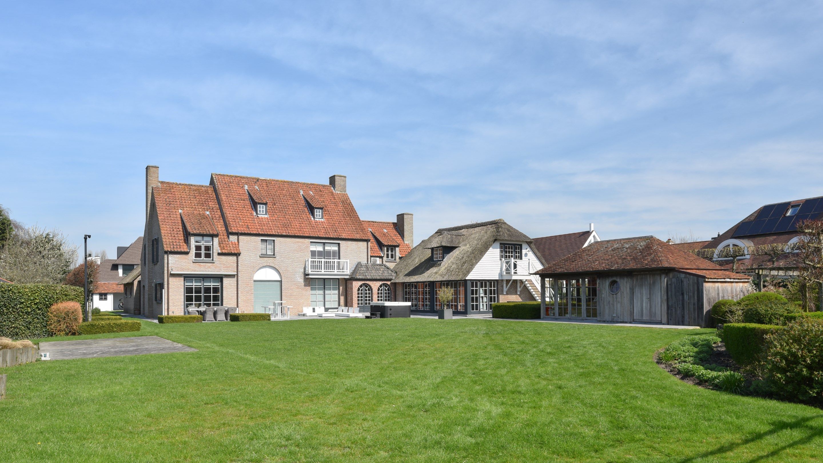 Overname van aandelen: indrukwekkende villa gelegen op een uitzonderlijke grond in een rustige residentiele buurt.  foto 8