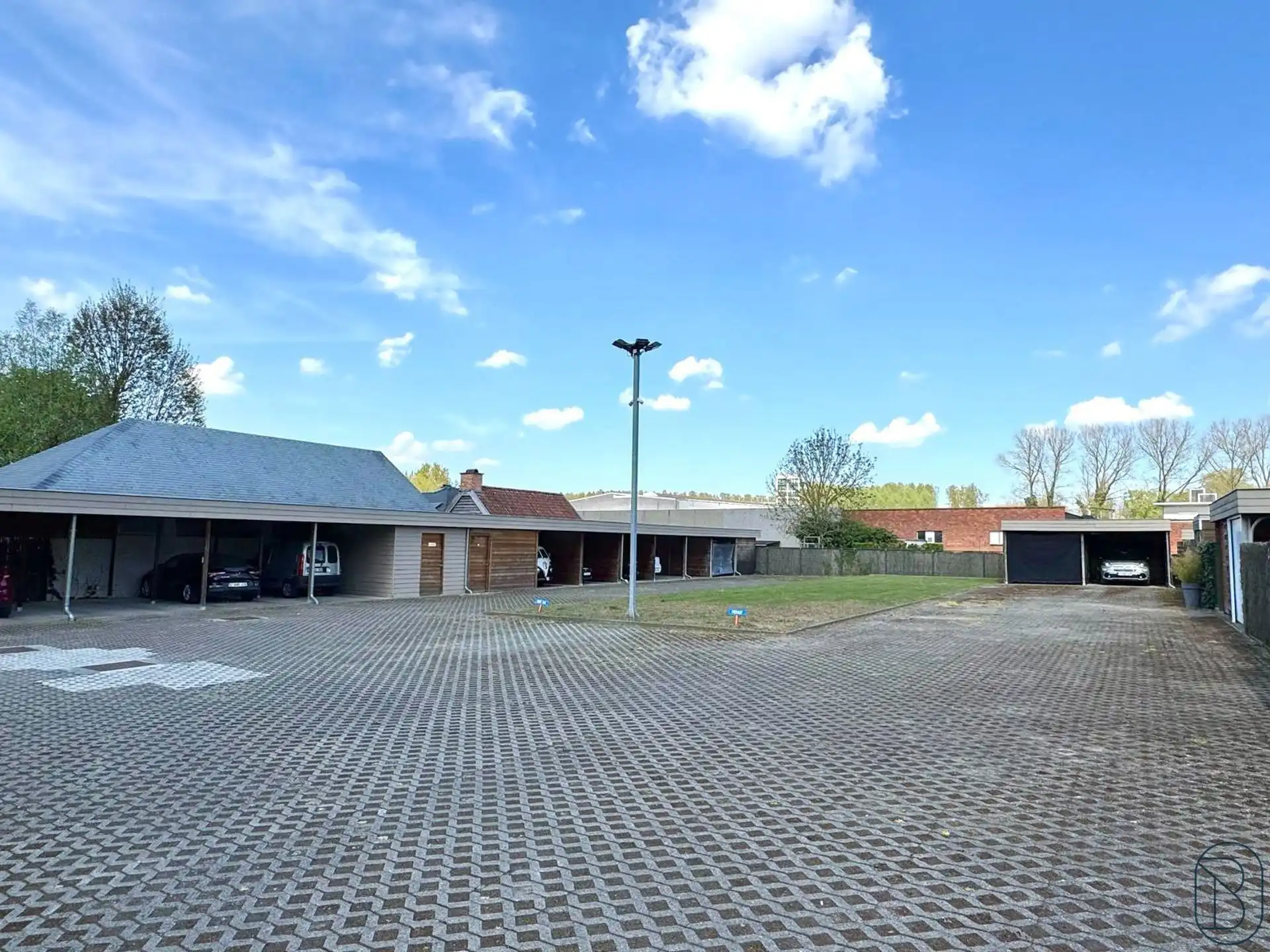 BUITENSTAANPLAATS in het CENTRUM foto 3