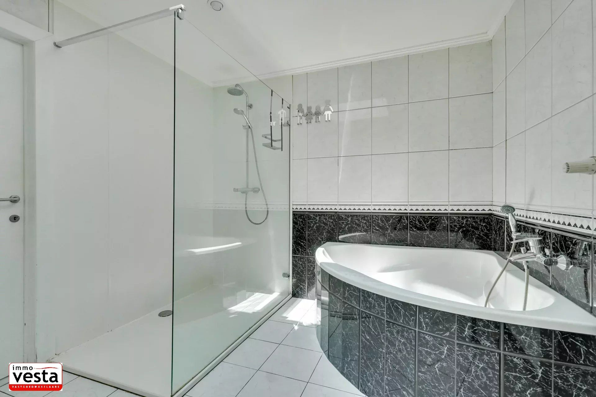 Ruime , landelijk gelegen woning met loods foto 9