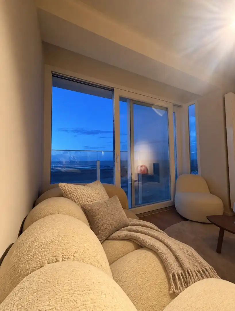 Instapklaar, stijlvol gerenoveerd appartement met fenomenaal zeezicht in het mondaine Heist foto 5