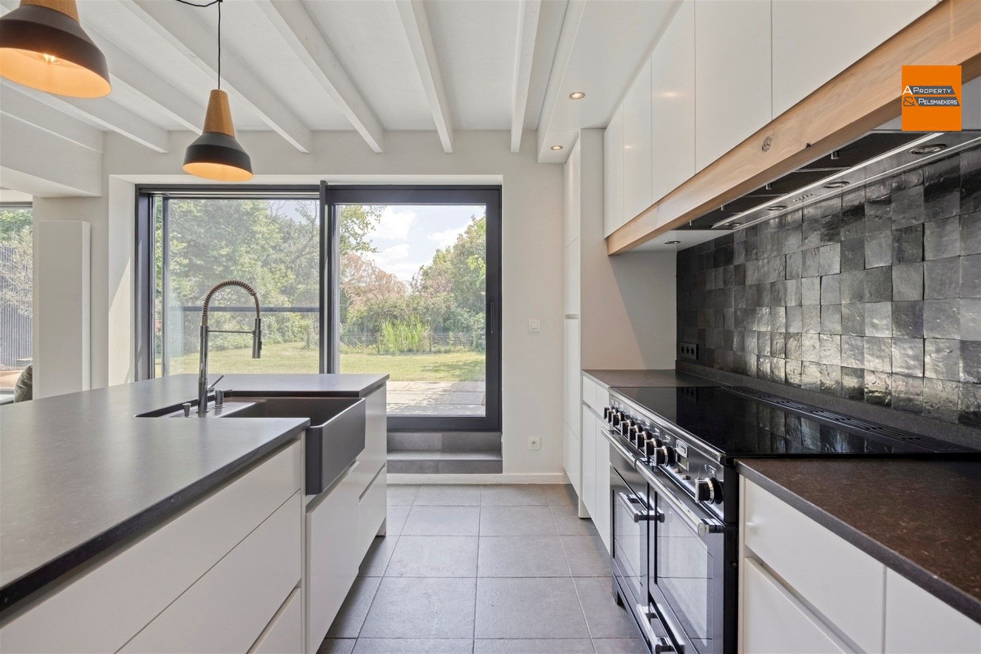 Eigendom met karakter en ruimte, 4 slaapkamers en  prachtige tuin foto 10