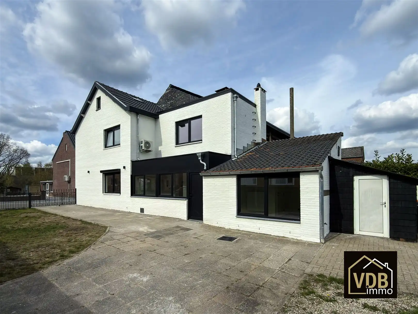 HALF OPEN BEBOUWING MET 4 SLAAPKAMERS EN GROTE GARAGE foto 4