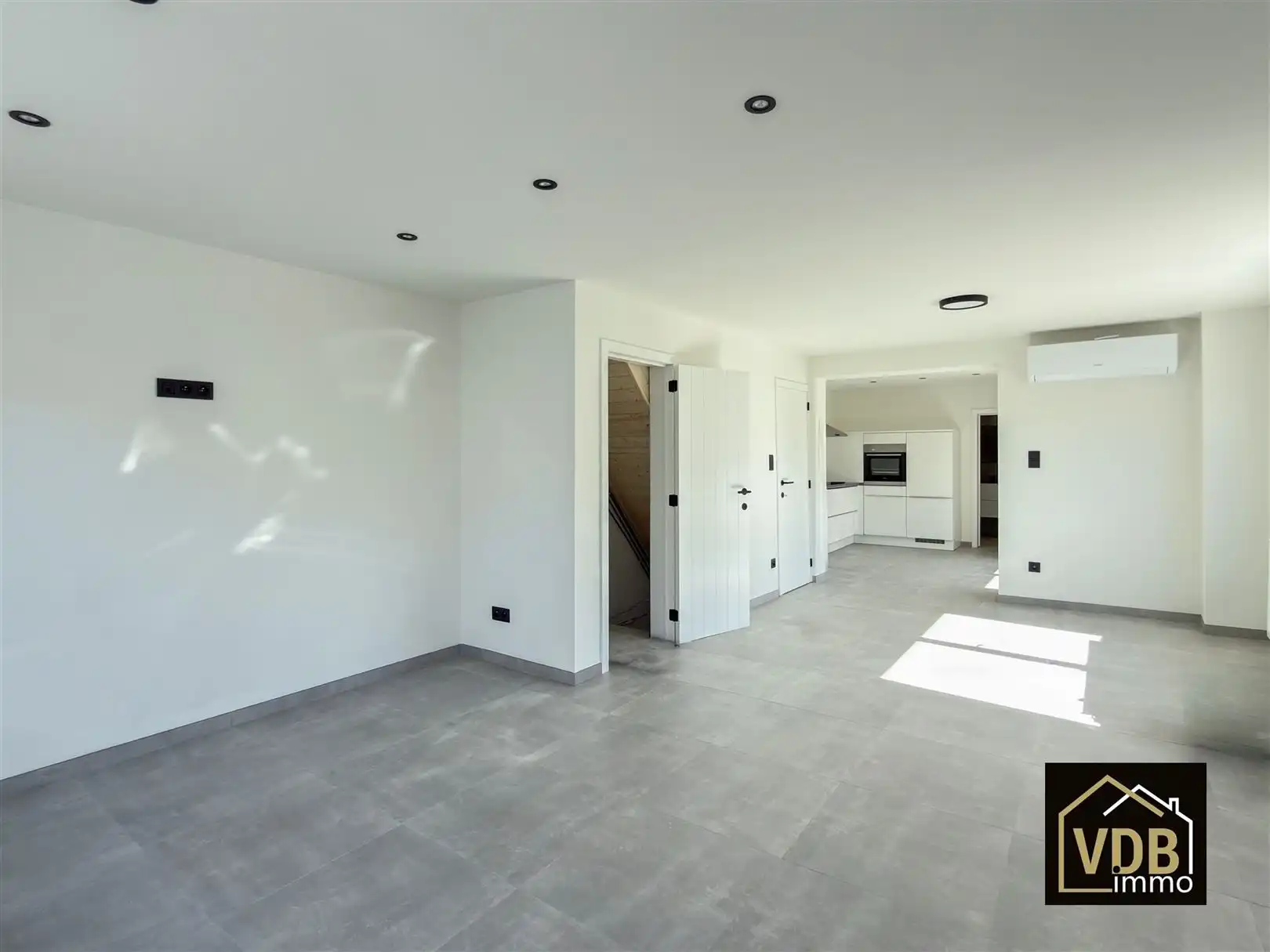 HALF OPEN BEBOUWING MET 4 SLAAPKAMERS EN GROTE GARAGE foto 4