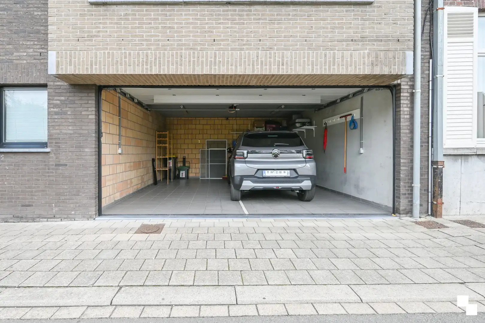 Duplex appartement met garage en twee staanplaatsen nabij centrum Izegem foto 36