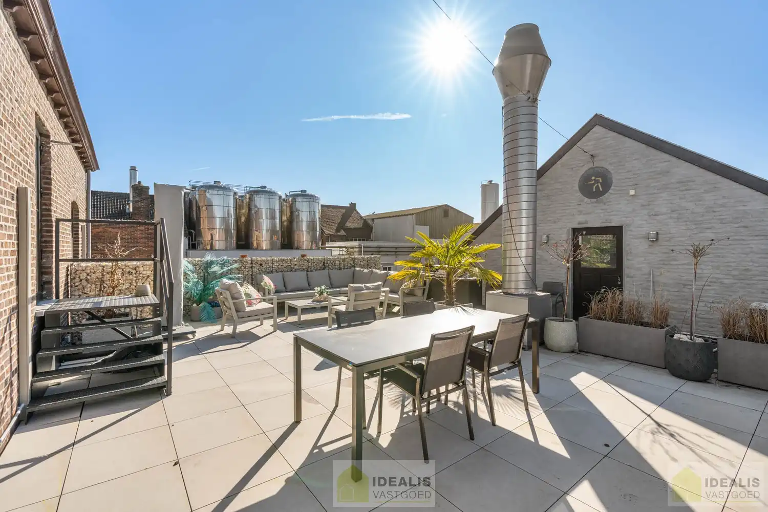 IDEALIS VASTGOED - Gerenoveerd duplex appartement gelegen op het Itterplein in het Brouwershof, kortom wonen op een unieke locatie in een pand met een rijke geschiedenis!! Dit ruime duplexappartement omvat maar liefst ca.155m² bewoonbare oppervlakte en voorzien van een ruime woonkamer met aansluitend keuken, badkamer voorzien van bad en douche, 3 slaapkamers en ruim dakterras. Uiterst geschikt voor kandidaten op zoek naar een instapklaar duplex appartement op een toplocatie midden in hartje Opitter, Bree! foto 26