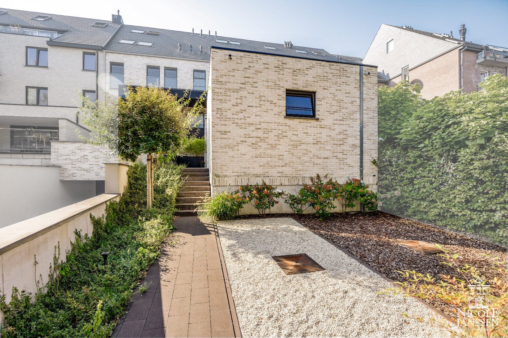 Gelijkvloers appartement met terras, twee bergingen en autostandplaats foto 1