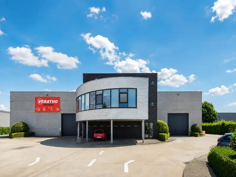 Bedrijfsgebouw met kantoren en magazijn foto 2