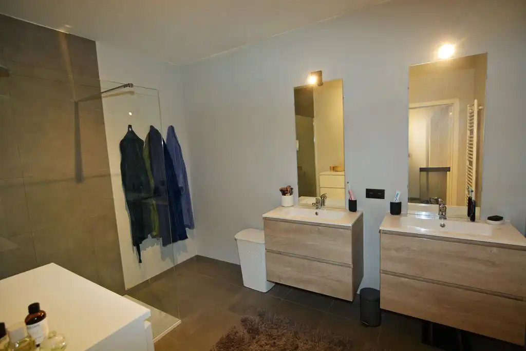 Gelijkvloers appartement met 2 slpk, ruim terras, tuin en 2 autostandplaatsen. foto 23
