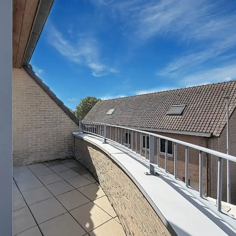 Lichtrijk appartement met terras en garage foto 12