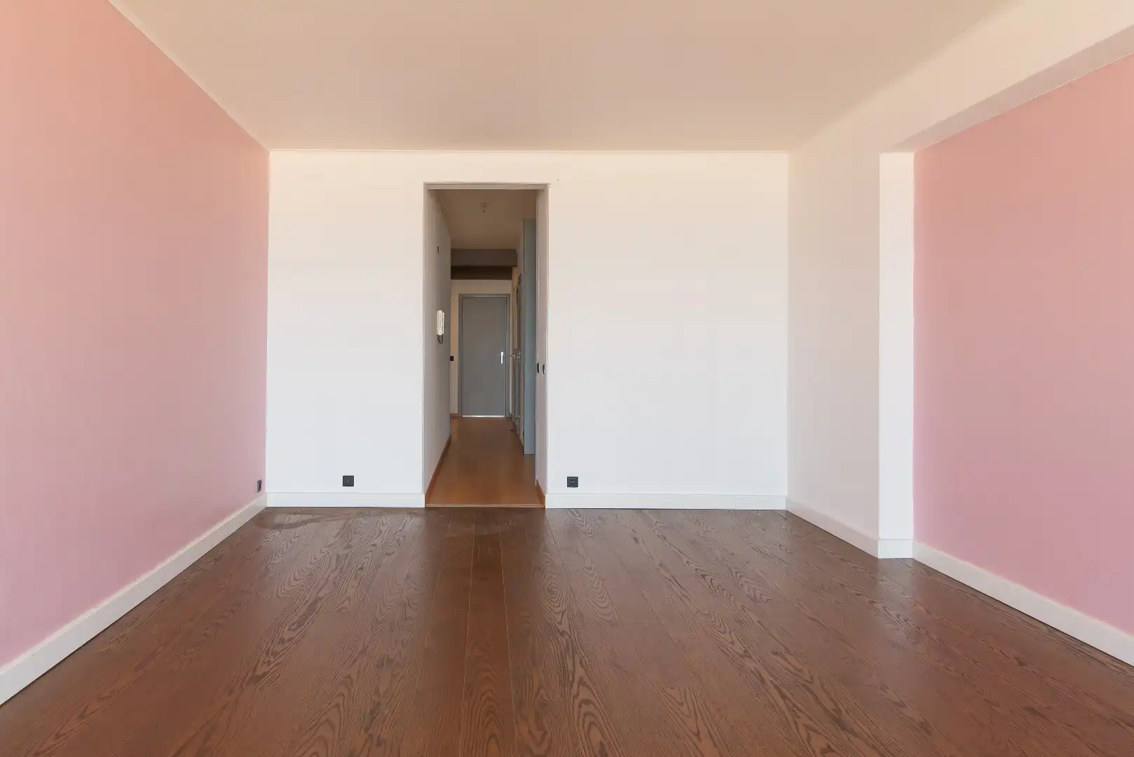 Lichtrijk appartement met panoramisch zeezicht aan de kust foto 17