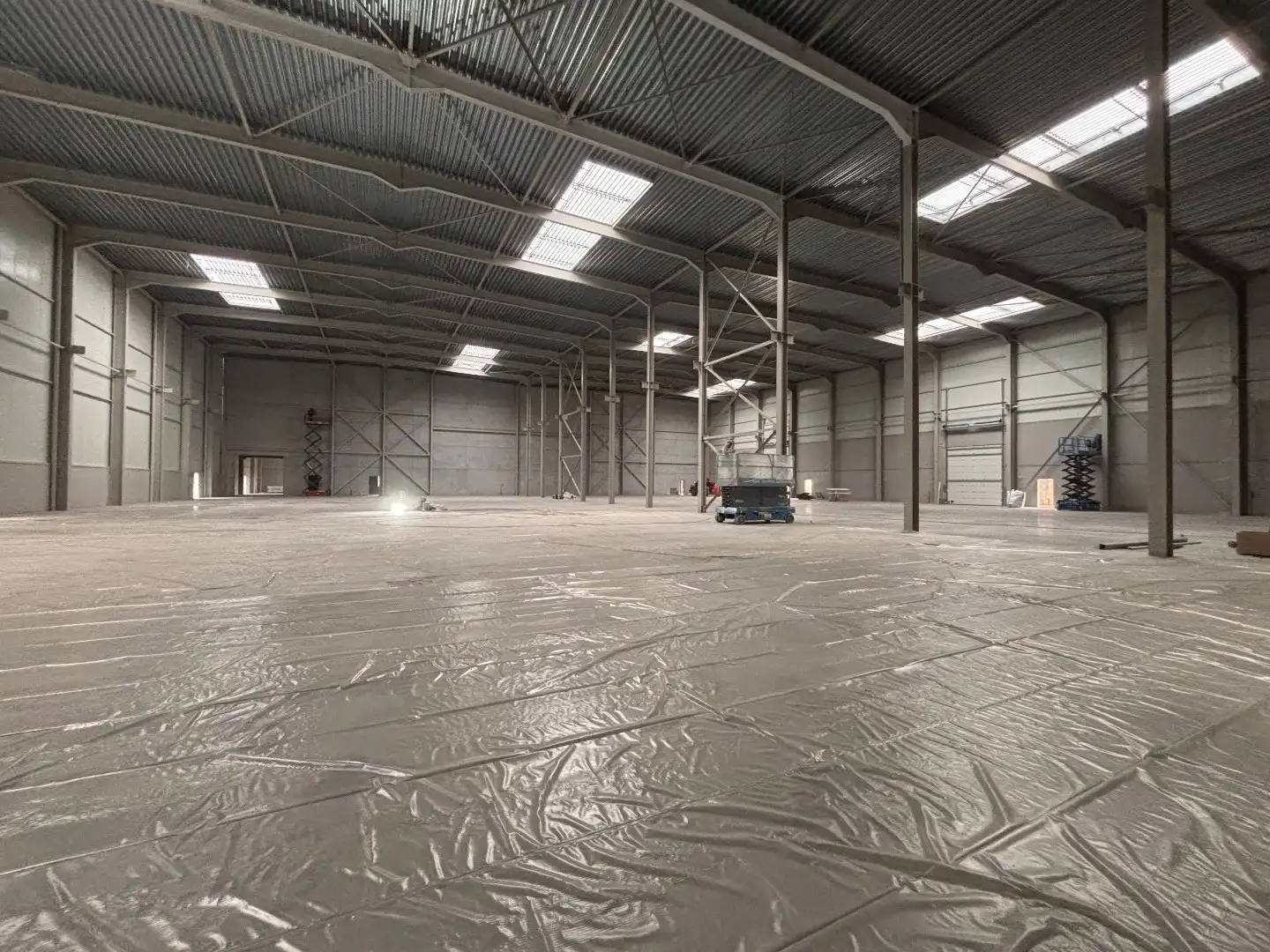 Logistieke bedrijfshal - 4069 m² - met mogelijkheid tot 1200 m² kantoren. Superligging! foto 4