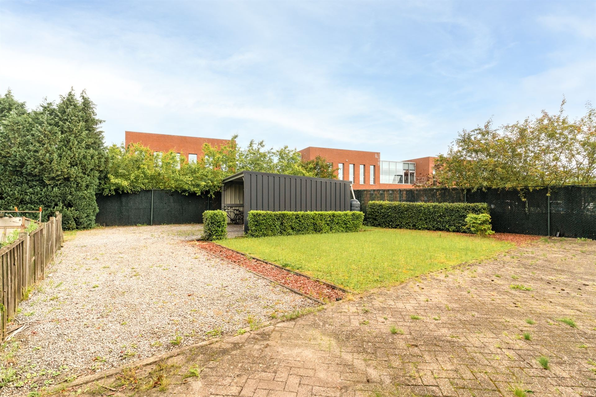 Gelijkvloers app met tuin, garage en carport! foto 16