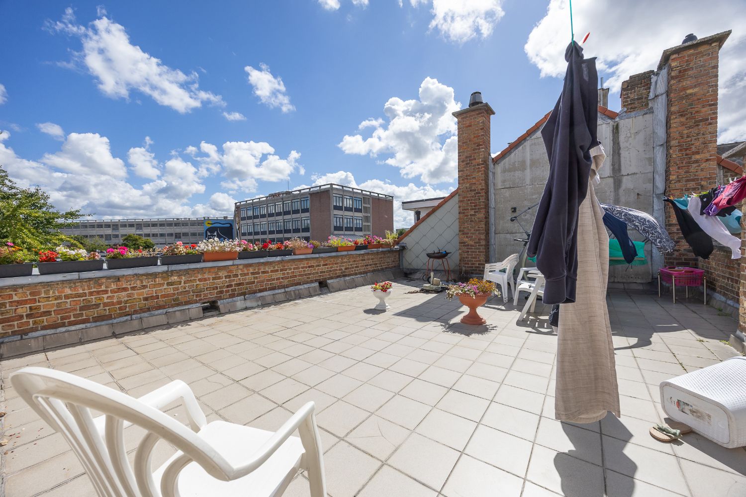 Ruim appartement met 5 garages foto 15