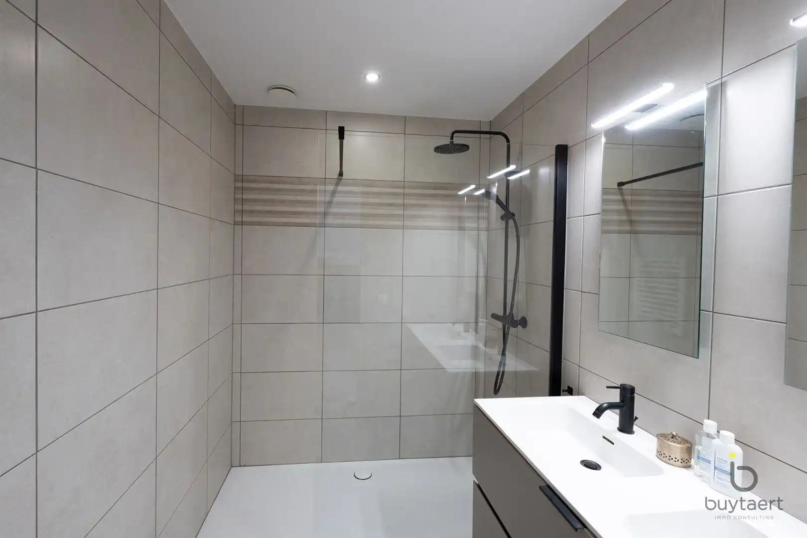 WONEN IN STIJL: een knap 2-slaapkamer appartement op de 3de verdieping met terras te Deurne-Zuid! foto 19