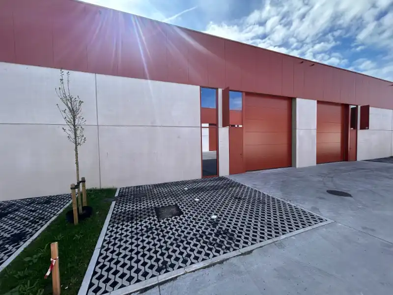Recent magazijn 223 m² met 2 parkings foto 8