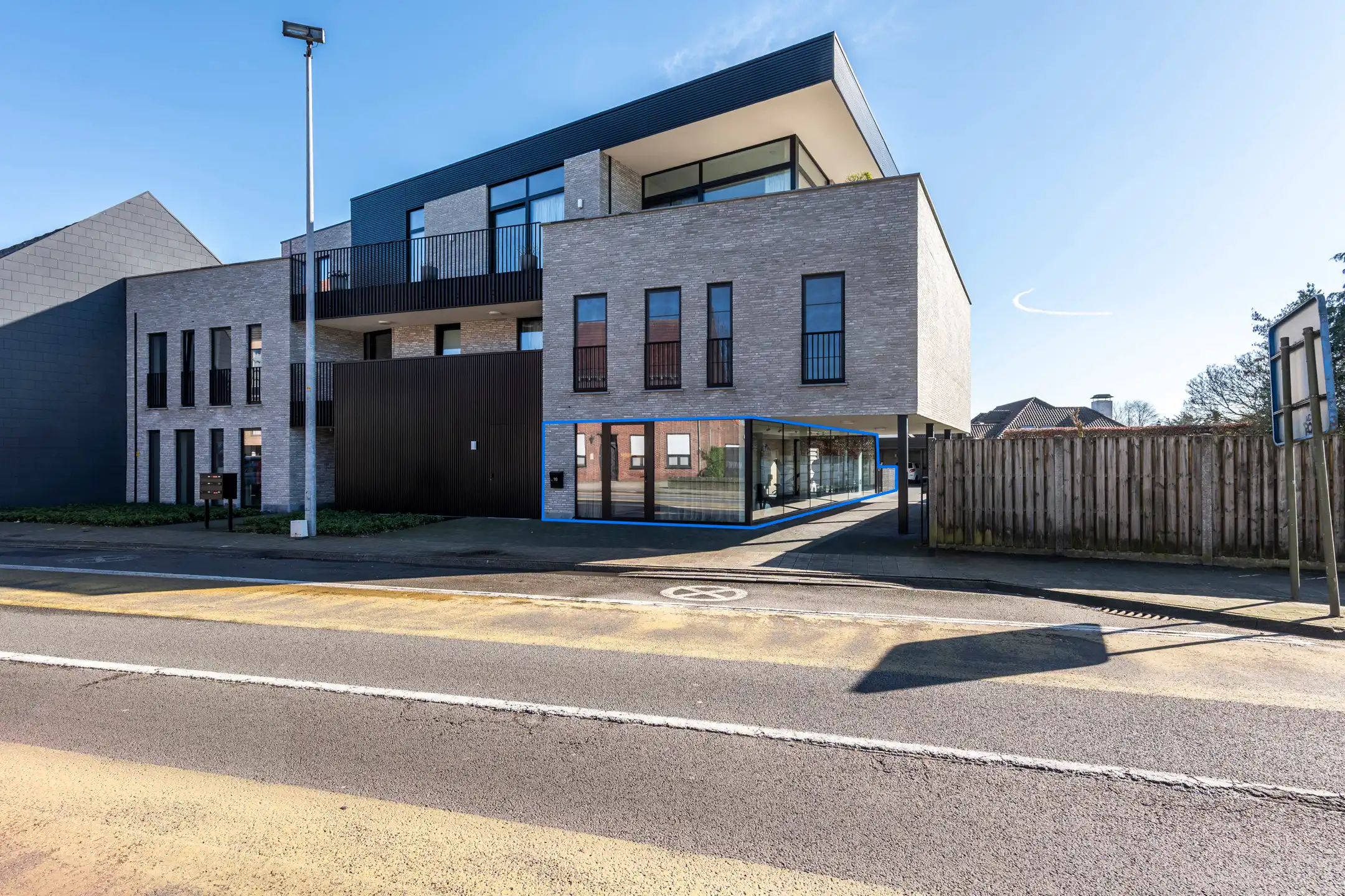 Handelsruimte van ca 60 m² met parking en tuin in Poppel. foto 2