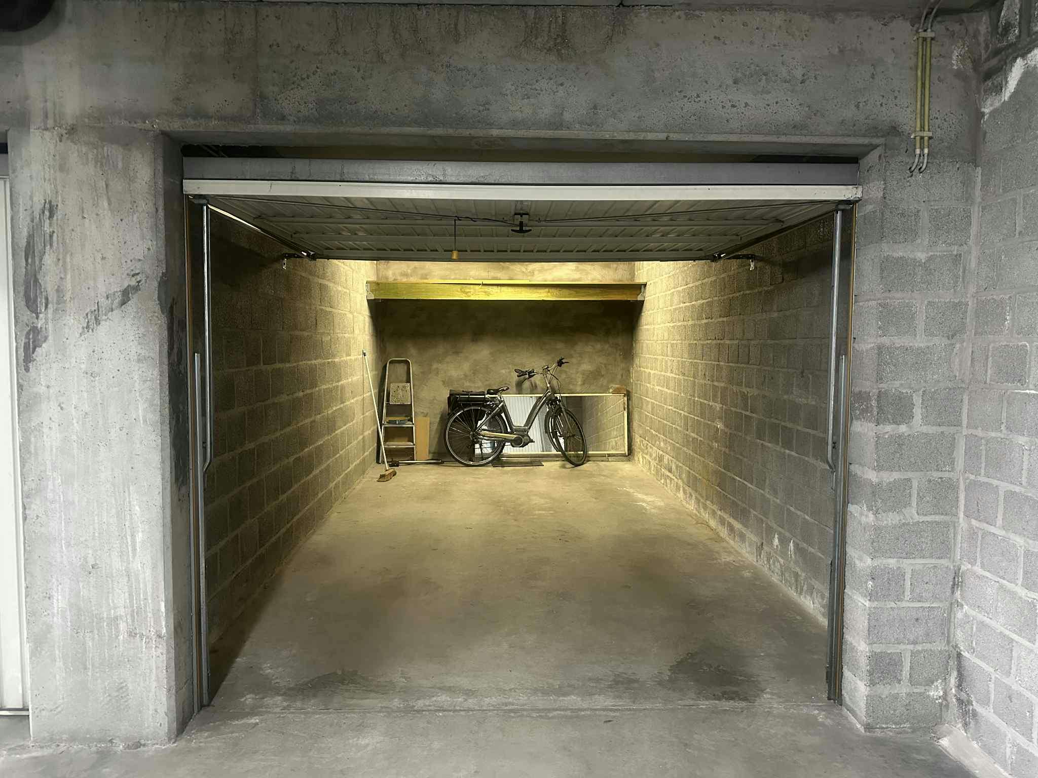 Gesloten garagebox te koop op topligging in Middelkerke! foto {{pictureIndex}}