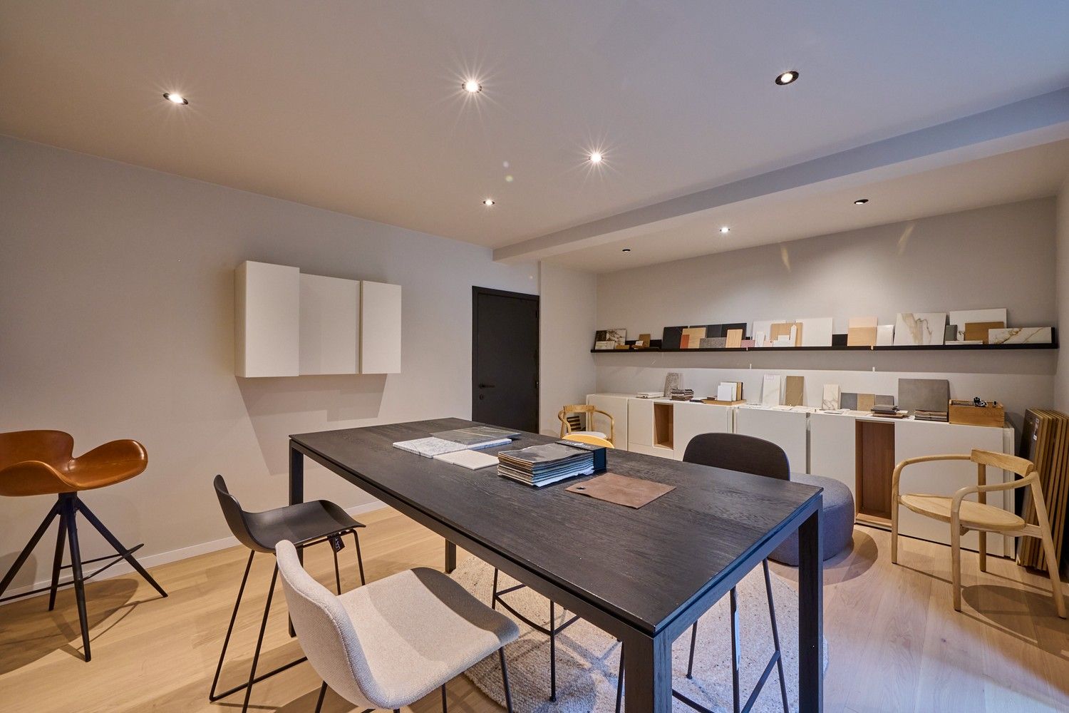 Showroom met magazijn foto 12
