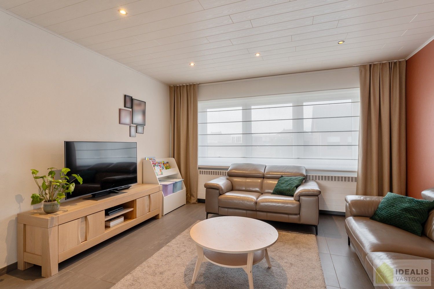 IDEALIS VASTGOED – Instapklare eengezinswoning met een lichtrijke leefruimte, 3 ruime slaapkamers (mogelijks 4), 2 badkamers op een fijn zuid-oost georiënteerd perceel! Deze woning bevindt zich op een perceel van 5a 19ca in een rustige en gezinsvriendelijke woonstraat! foto 7