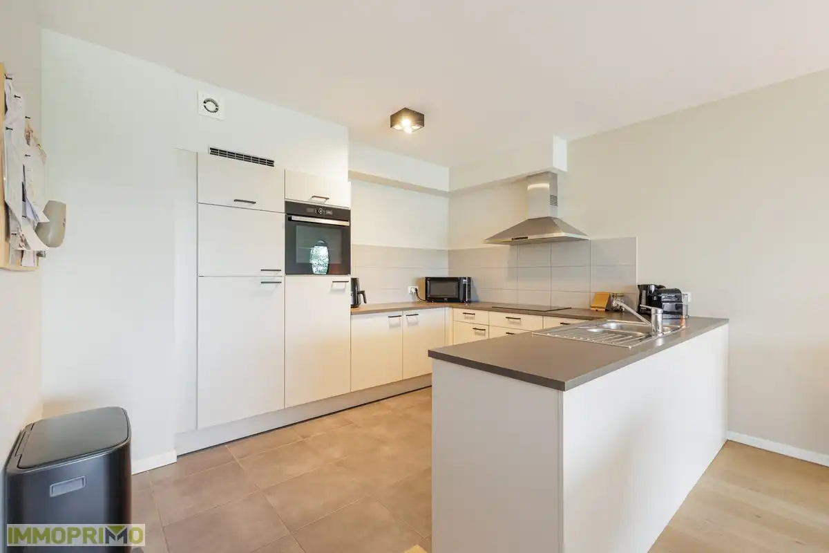 Instapklaar 3 slaapkamer appartement met ruim terras in autoluwe buurt foto 11
