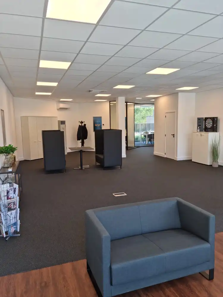 Instapklaar commercieel gelijkvloers (233 m²) met 3 parkeerplaatsen te huur in Aalter foto 10