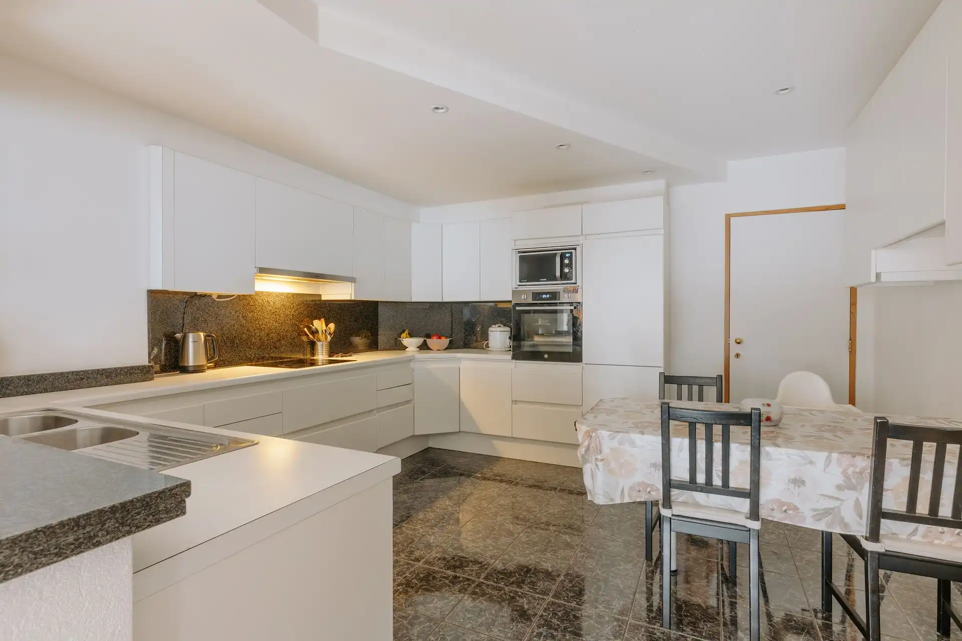 Zeer ruim 2-slaapkamerappartement in het centrum van Wilrijk foto 5