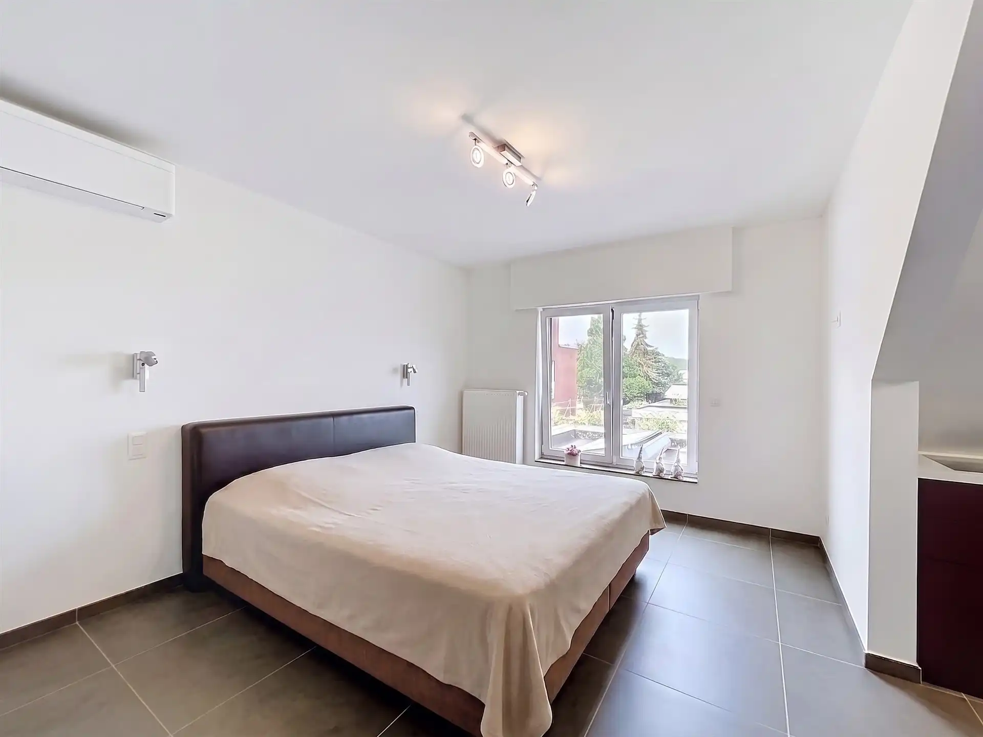 Moderne BEN gezinswoning met 4 slaapkamers, garage en poolhouse op perceel van 347m² foto 15