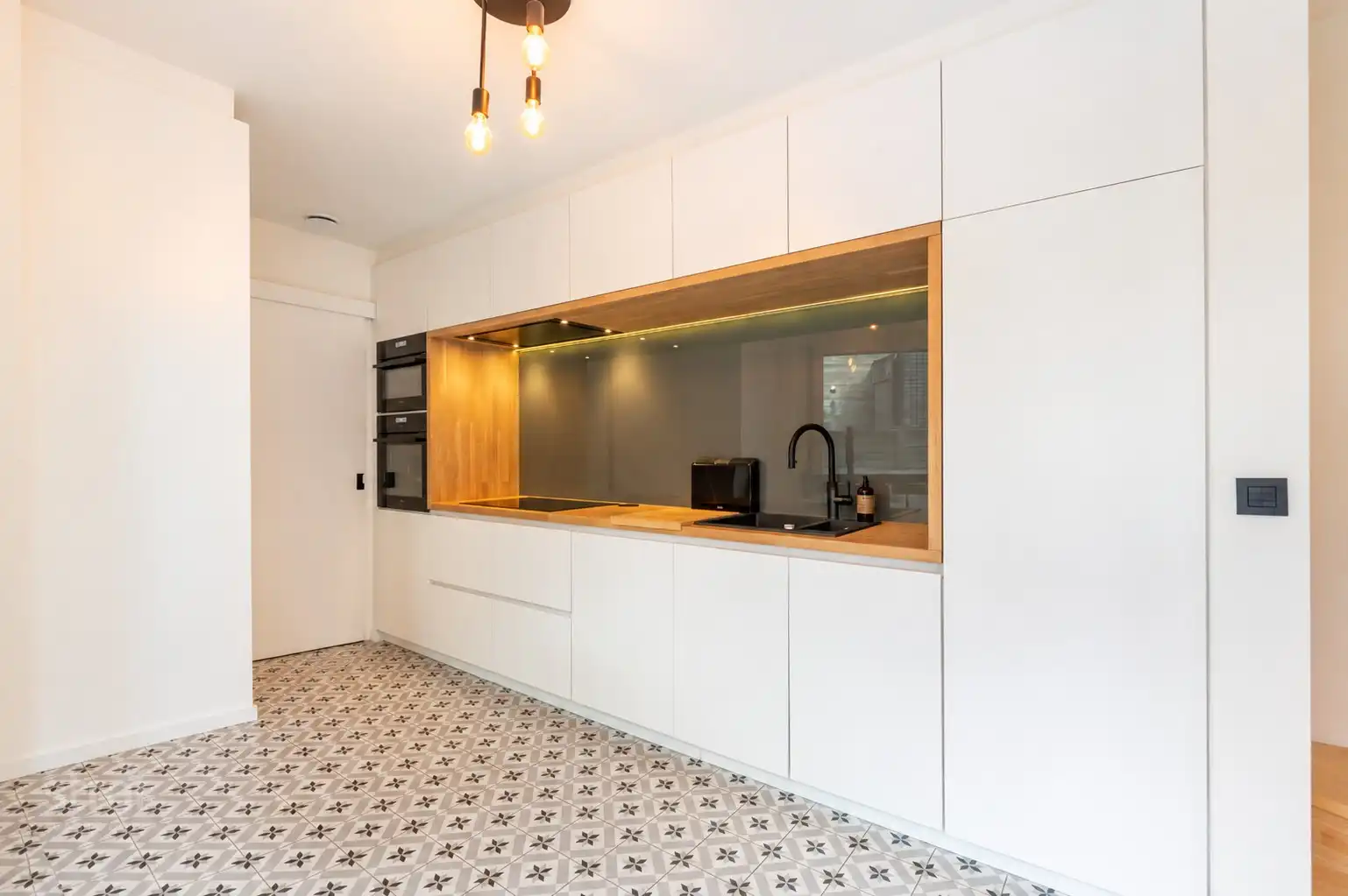 Bijna-nieuwbouwwoning met 4 slpks in hartje Zwijndrecht foto 5