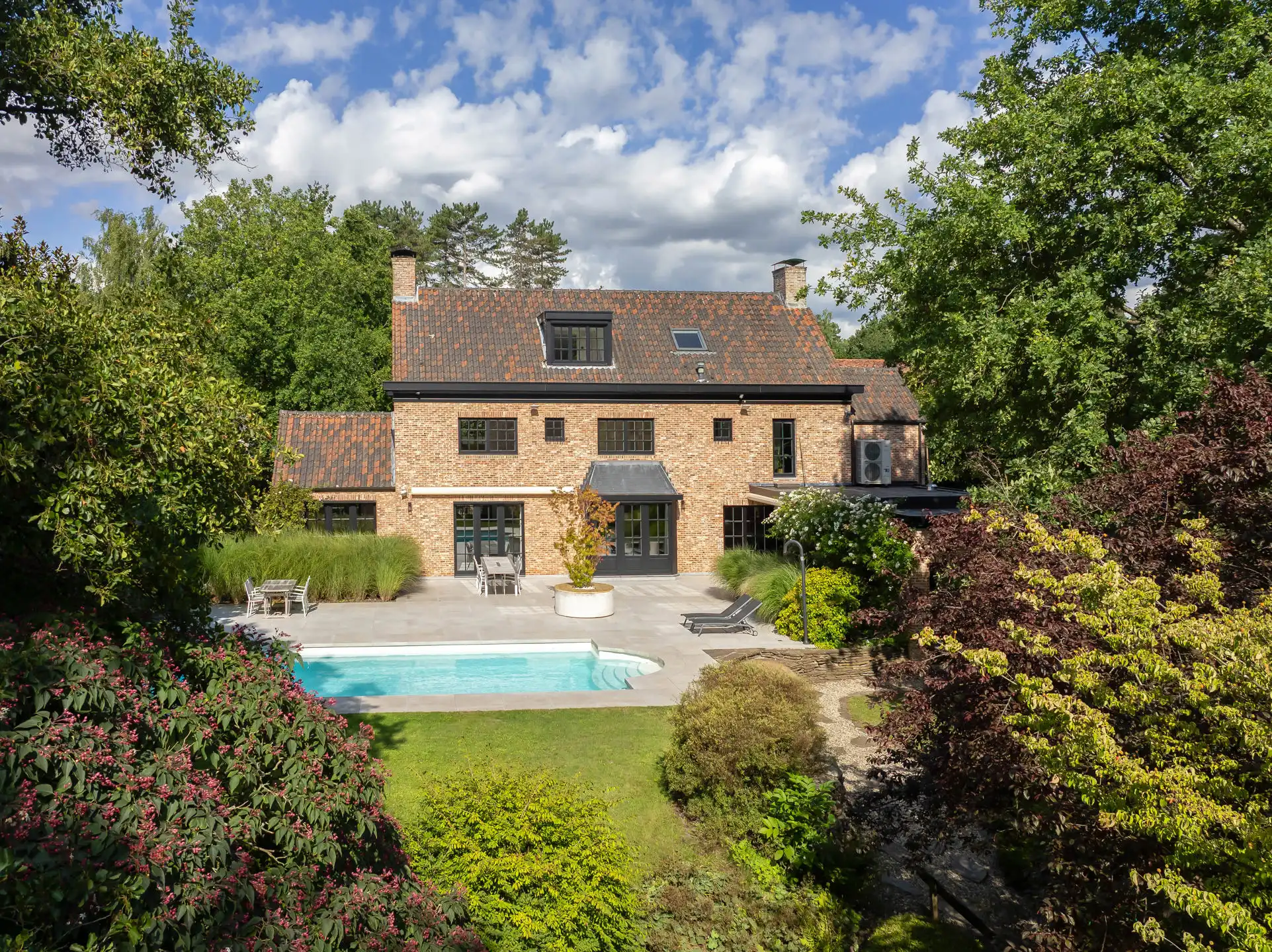 Prestigieuze villa met zwembad op 3.528 m² op toplocatie! foto {{pictureIndex}}