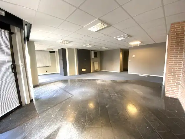 Handelsruimte  (+-160m²) met 6 autostaanplaatsen centrum Geel. foto 5