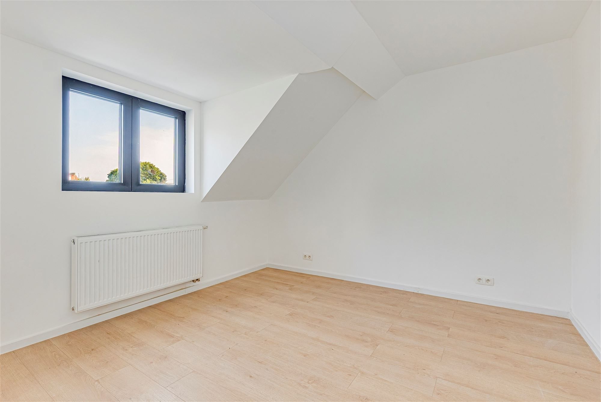 Gerenoveerd huis met 3 slpks en tuin te Hemiksem foto 15