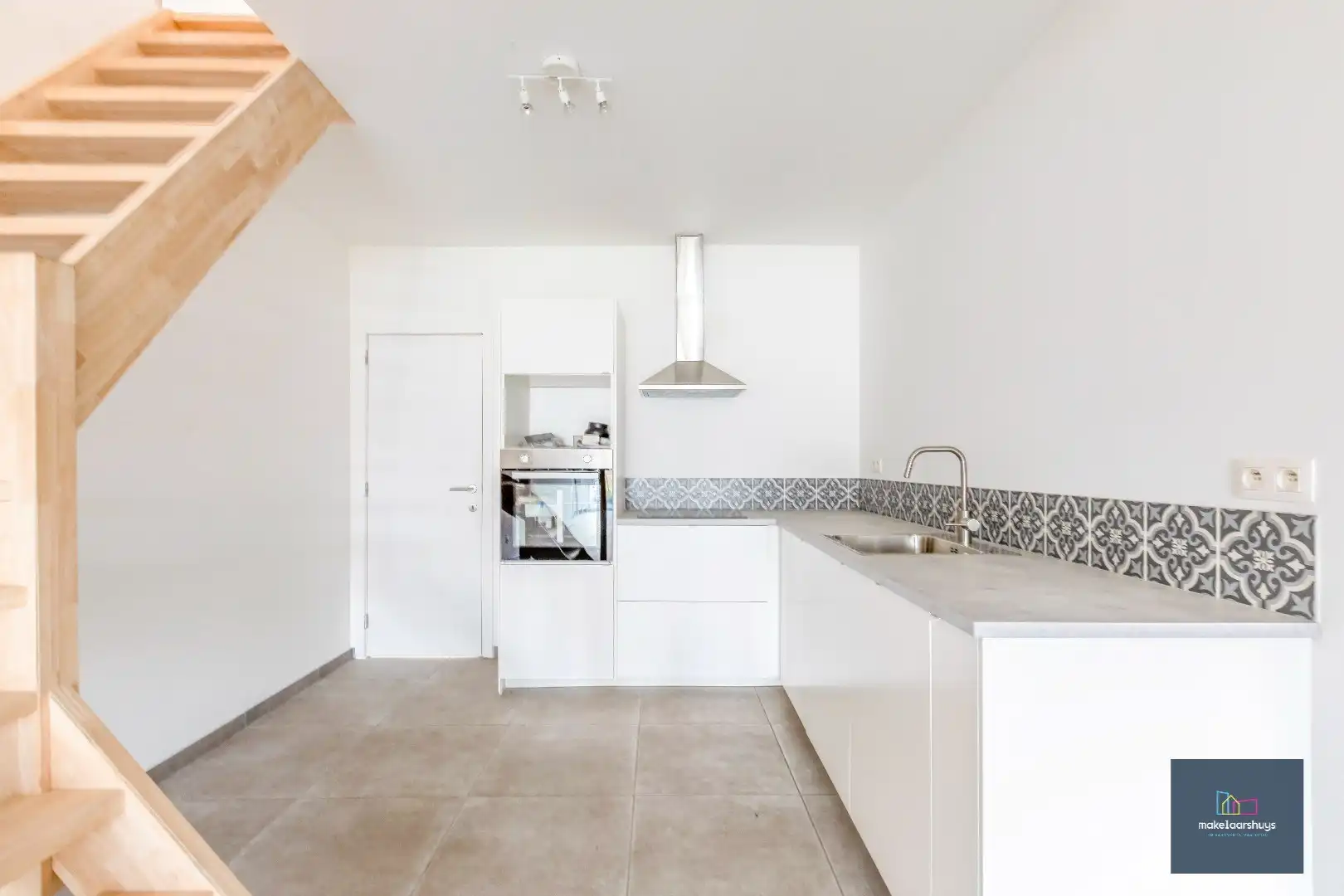 Instapklare gerenoveerde woning in rij met terras, tuin en garagebox foto 9