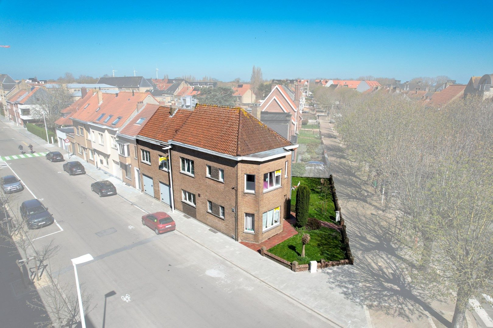 Gebouw bestaande uit 2 verhuurde appartementen met aparte ingang en 2 garages op mooie locatie te Nieuwpoort-Stad is de idéale investering.  foto 3