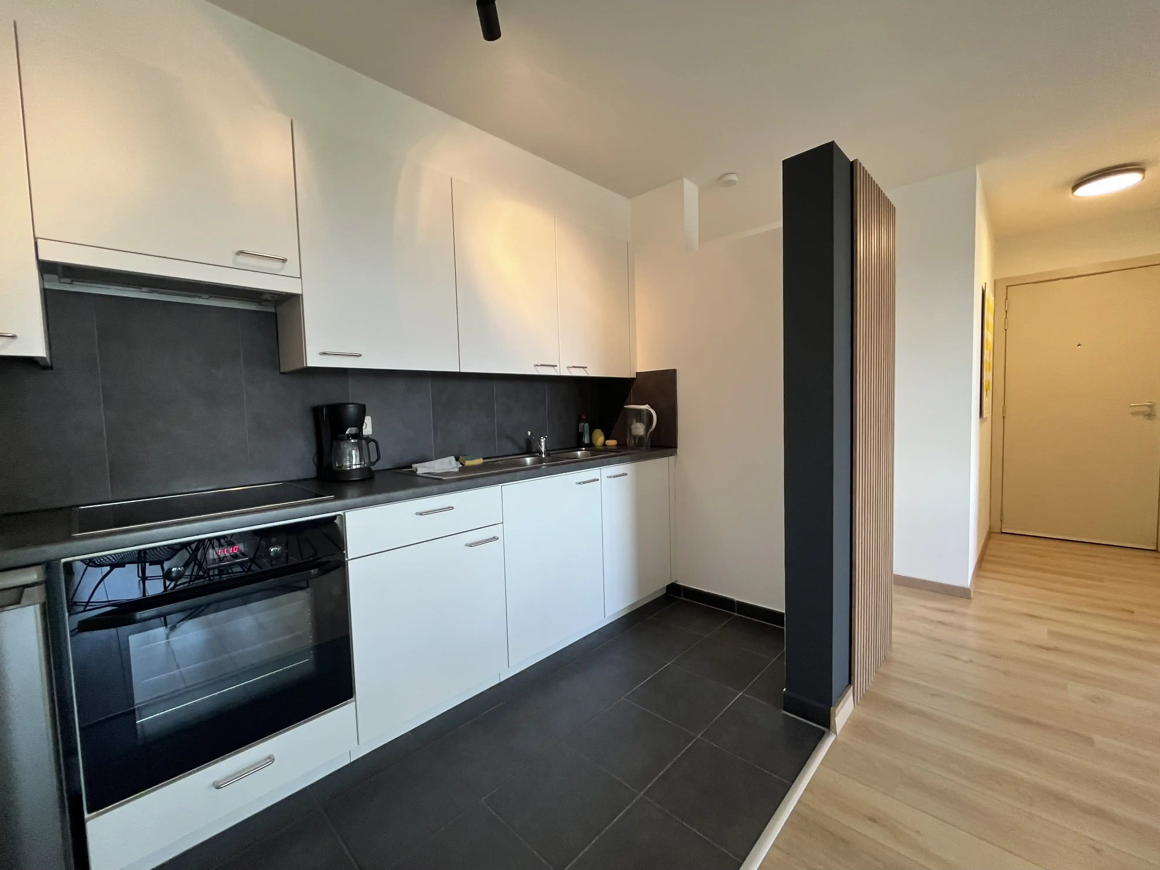 Gemeubeld appartement met terras en 1 slaapkamer in de Tijdokstraat foto 6
