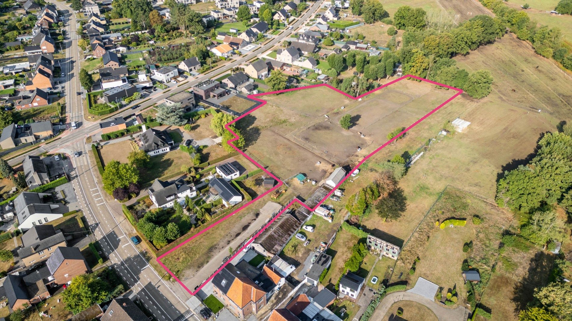 Unieke eigendom in Zonhoven: bouwgrond met 4 achterliggende percelen met een totaal oppervlakte van 11.148 m² foto {{pictureIndex}}