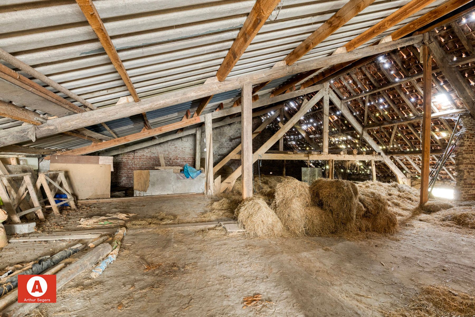 Uniek gelegen hoeve met bijgebouwen en weiland op 1,49 ha foto 16