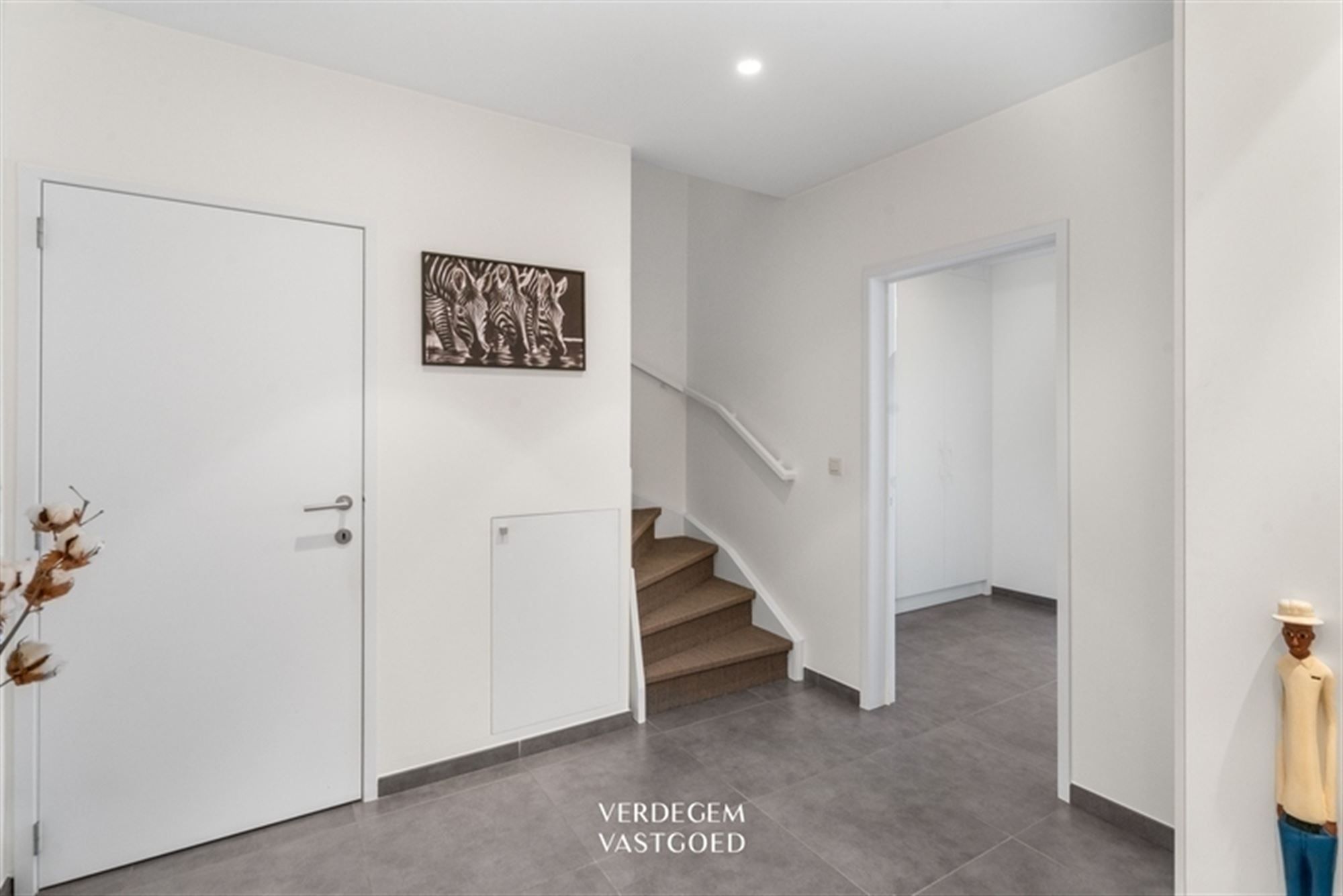 Instapklaar en knap afgewerkte woning met 2 garages, geniettuin en atelier/praktijk foto 17