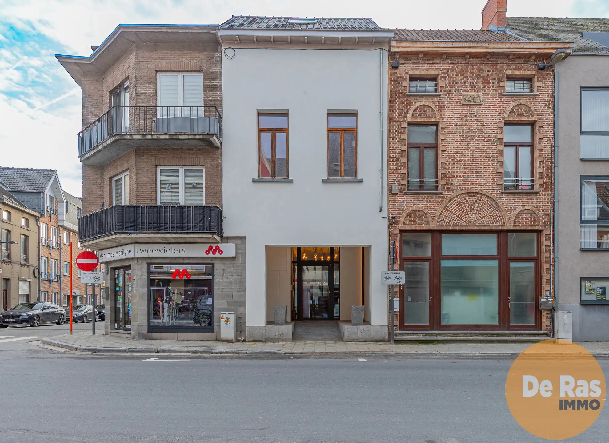 AALST - Kantoorruimte met vernieuwd appartement in centrum foto {{pictureIndex}}