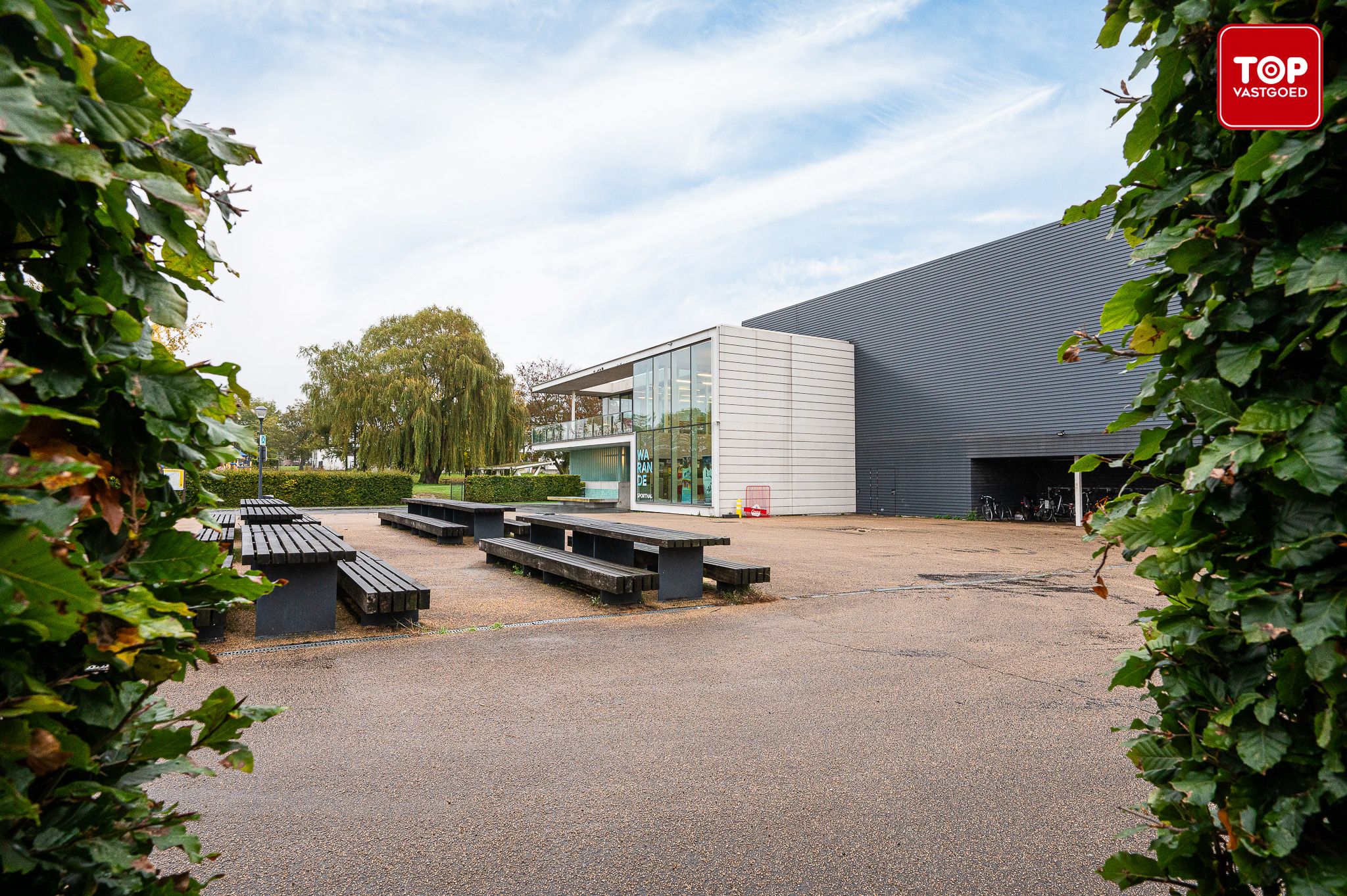 Gezellige woning met moderne keuken en grote tuin foto 19