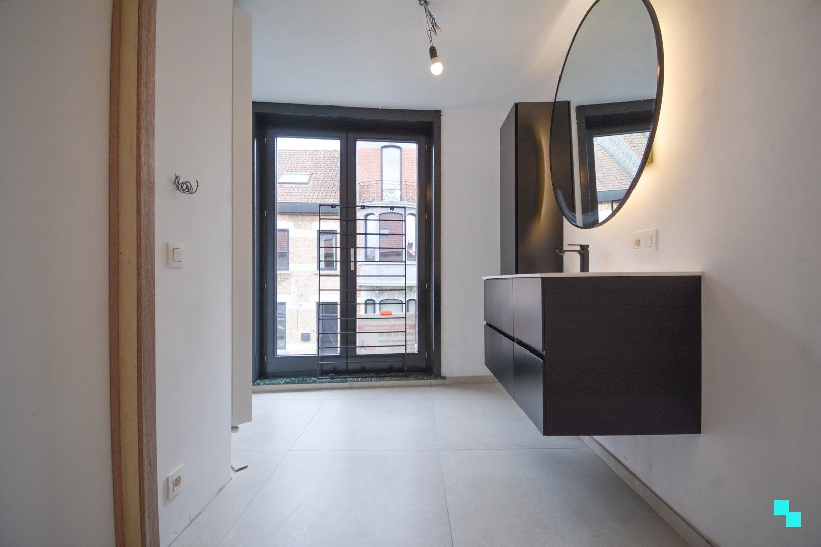 Totaal gerenoveerde woning met garage te centrum Roeselare foto 24